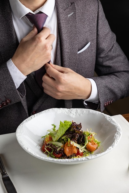 ein leckerer Salat in einem Restaurant