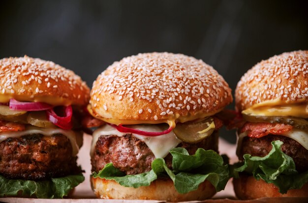 Ein leckerer und saftiger Burger nach Hause im rustikalen Stil mit einem großen Kotelett vom Rind