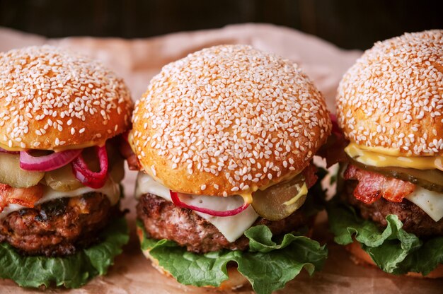 Ein leckerer und saftiger Burger nach Hause im rustikalen Stil mit einem großen Kotelett vom Rind