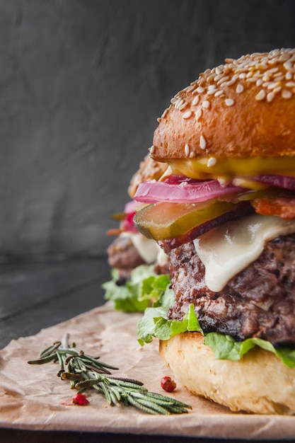 Ein leckerer und saftiger Burger nach Hause im rustikalen Stil mit einem großen Kotelett vom Rind