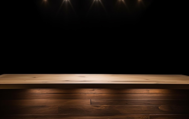 Ein leerer Holztisch zur Präsentation mit dunklem Hintergrund und isolierter Einbaubeleuchtung