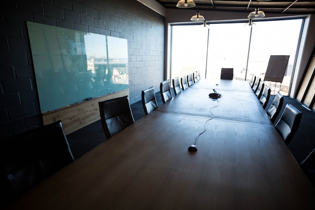 Ein leerer moderner Konferenzsaal mit Konferenztisch im Büro