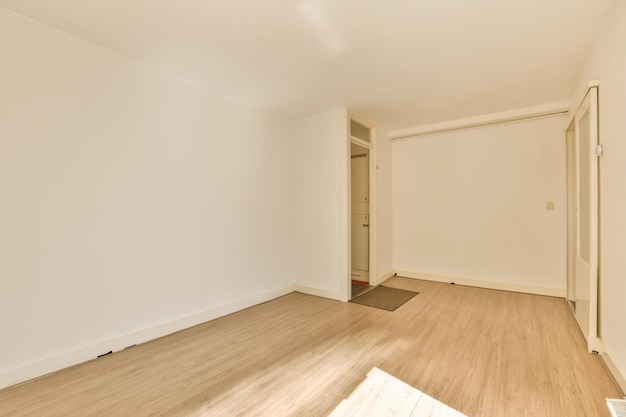 Ein leerer Raum mit weißen Wänden und Holzböden