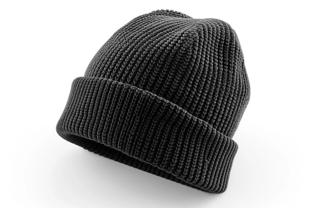 Ein leerer schwarzer Beanie-Hut wird gegen einen unberührten weißen Hintergrund für Design-Mockup-Zwecke präsentiert