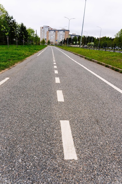 Ein leerer Stadtradweg entlang einer Stadtstraße im Sommer