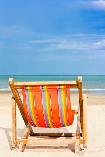 Ein leerer Strandkorb aus Holz am Strand