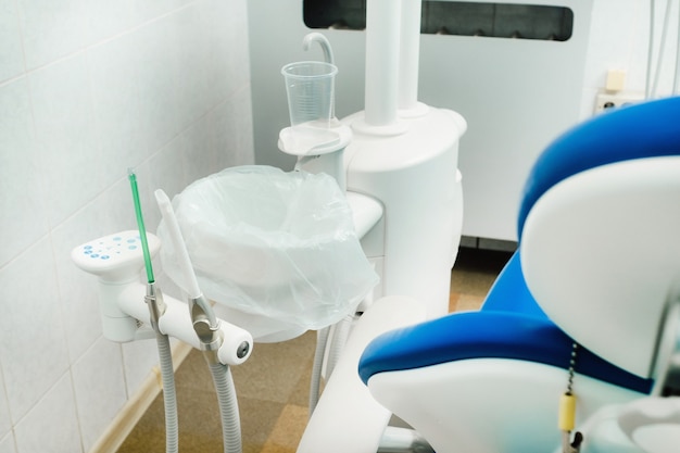 Ein leerer Stuhl in der Zahnarztpraxis. Leere Zahnarztpraxis