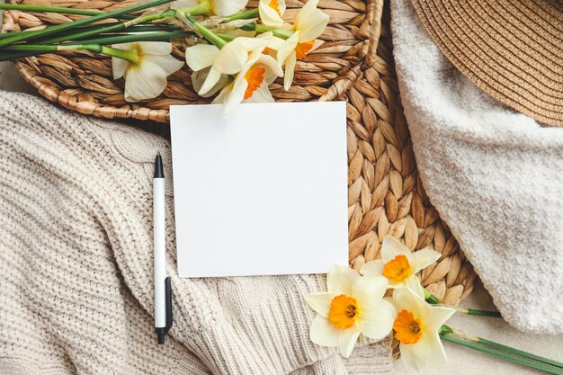 Ein leeres Blatt Papier mit Platz für Ihre Glückwunschkerzen und Blumen