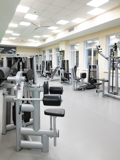 Ein leeres Fitnessstudio mit Trainingsgeräten.
