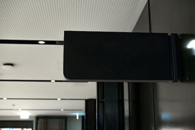 Ein leeres Schild im Café auf der Straße, Mockup