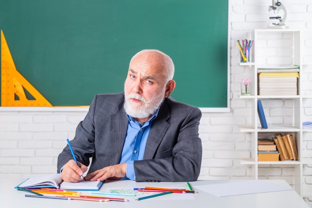 Ein Lehrer, der professionell arbeitet Ein Lehrer, der viel weiß Lehrer mit Brille Sehr geehrter Herr Professor