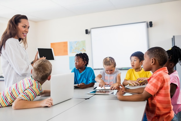 Ein Lehrer, der Unterricht mit neuer Technologie erteilt