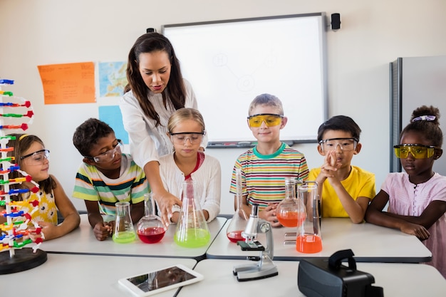 Ein Lehrer mit Naturwissenschaftsunterricht