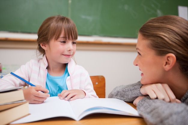 Ein Lehrer und ein Schulmädchen unterhalten sich