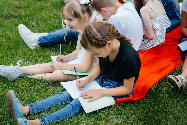 Ein Lehrer unterrichtet eine Klasse von Kindern in einem Park im Freien