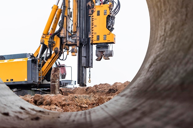 Ein leistungsstarkes Bohrgerät zum Schälen auf einer Baustelle Betrieb des Bohrgeräts bei nördlichen Verhältnissen Pfahlgründungen Bohrpfähle