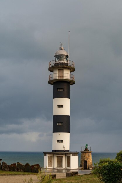 Ein Leuchtturm oder Lichtsignalturm an der Meeresküste oder auf dem Festland