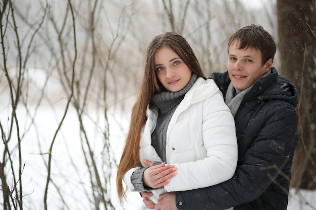 Ein Liebespaar an einem Date Winternachmittag in einem Schneesturm