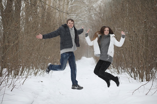 Ein Liebespaar an einem Date Winternachmittag in einem Schneesturm