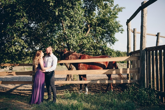 Foto ein liebespaar bei einem date. reiten. lila kleid.