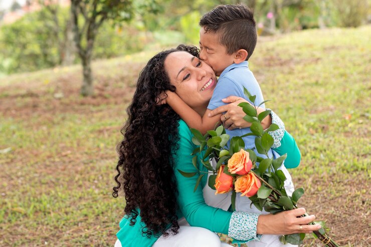 Ein liebevoller Sohn küsst und umarmt seine Mutter, während sie sein Rosengeschenk hält