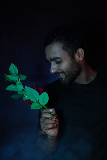 Ein Liebhaber mit rosafarbenem Bild bei schwachem Licht