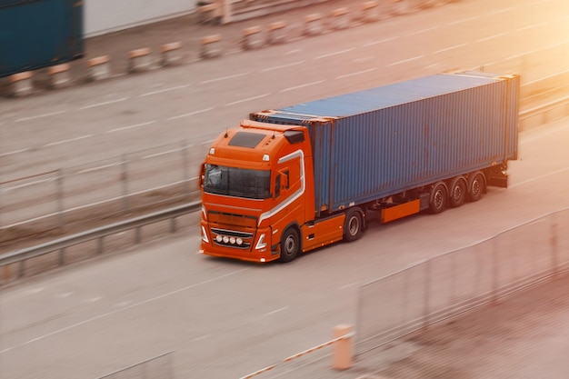 Ein Lieferketten-Intermodal-Fracht-Halbanhänger-LKW in Bewegung auf einer internationalen Autobahn