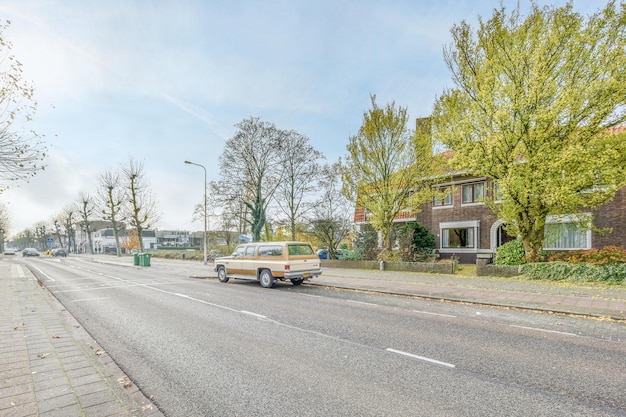 Ein Lieferwagen parkte am Straßenrand