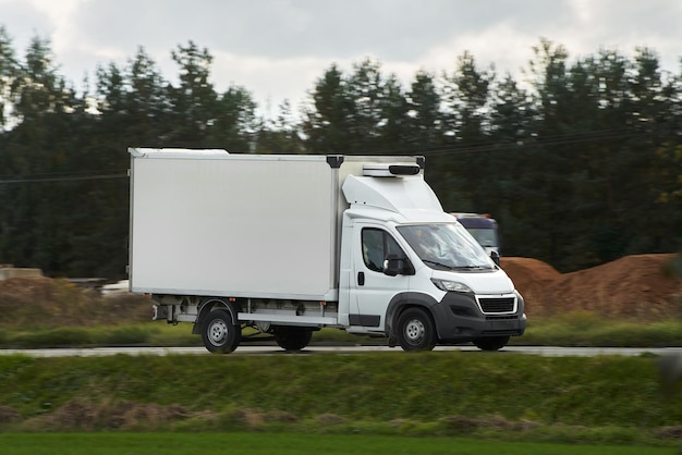 Foto ein lieferwagen transportiert waren, die das unerbittliche tempo des modernen handels symbolisieren