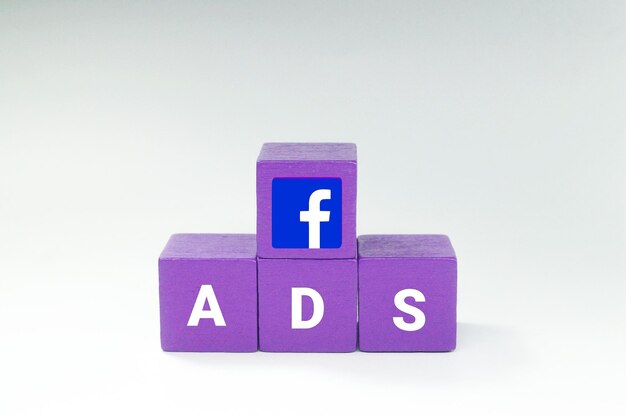 Ein lila Würfel mit dem Wort Facebook-Werbung darauf