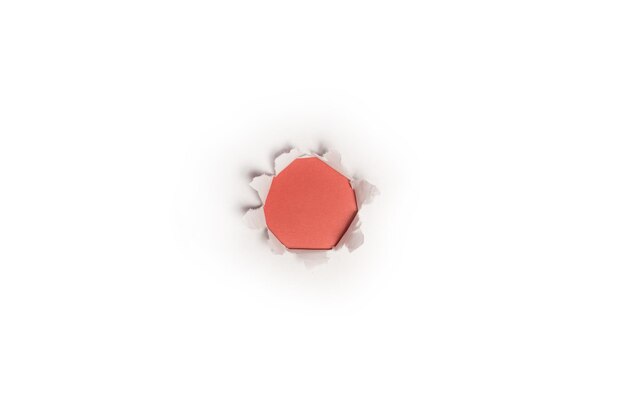 Ein Loch in einem Weißbuch auf rotem Grund, Kopierraum.