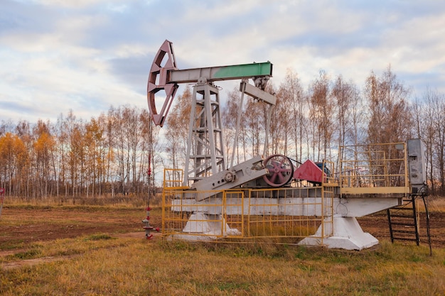 Ein Ölschaukelstuhl auf einem Ölfeld in Russland. Ölpumpe