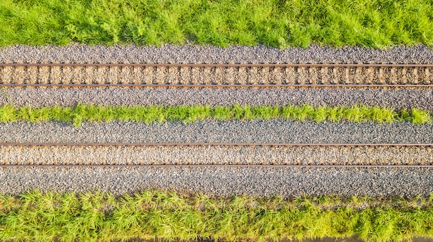 Ein Luftbild von Eisenbahnschienen