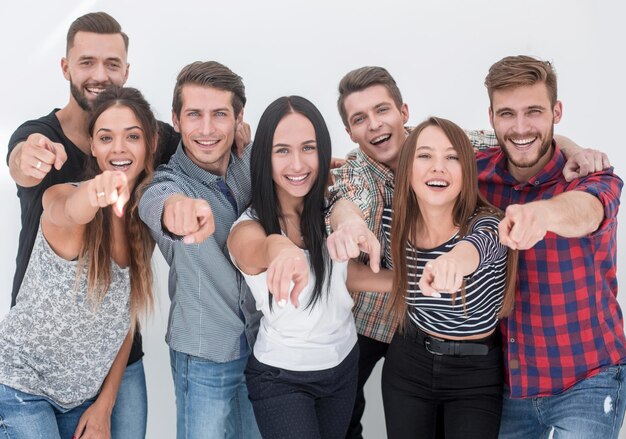 Ein lustiges Team junger Leute, die auf das Konzept der Wahl zeigen