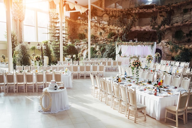 ein luxuriöser Raum des Restaurants, um eine Hochzeit zu feiern