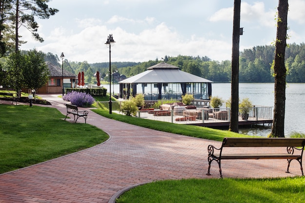 Ein luxuriöser Urlaubsort am See