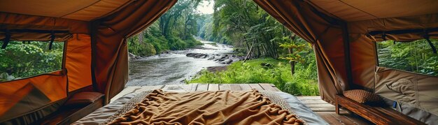 Ein luxuriöses Glamping-Erlebnis in einem geräumigen Zelt mit einem bequemen Bett