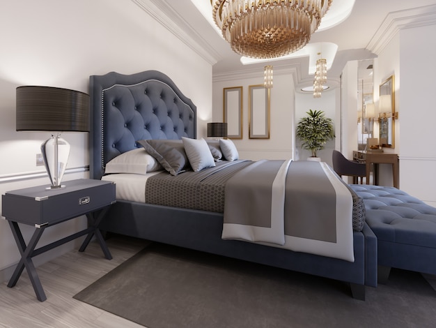 Ein luxuriöses Schlafzimmer im klassischen Stil mit goldenen Elementen und einem blauen Betttuch sowie einer Holzkommode und einem Schminktisch. 3D-Rendering.