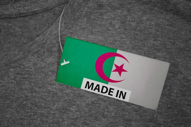 Ein Made in Algeria-Tag an einem T-Shirt befestigt