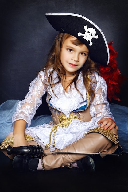 Ein Mädchen als Pirat mit Halloween-Dekorationen verkleidet
