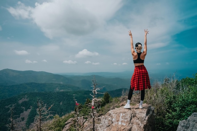 Ein Mädchen auf dem Falaza-Berg blickt auf ein wunderschönes Bergtal Reisen und Tourismus Wandern