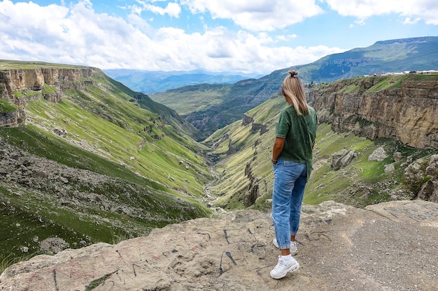 Ein Mädchen auf dem Hintergrund des Khunzakh-Tals Khunzakh-Wasserfälle Dagestan 2021