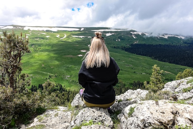 Ein Mädchen auf dem Hintergrund des LagoNaki-Plateaus in Adygea Russland