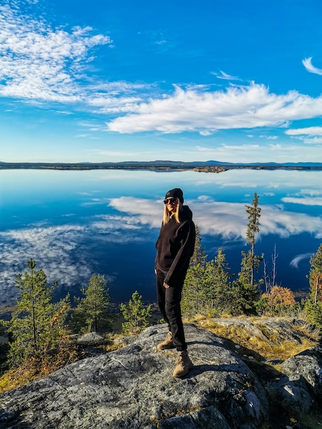 Ein Mädchen auf dem Hintergrund des Weißen Meeres an einem sonnigen Tag Karelien