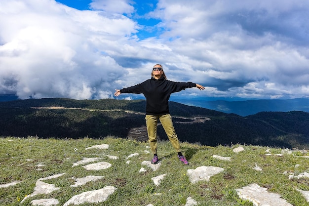 Ein Mädchen auf dem Hintergrund von Alpenwiesen des LagoNaki-Plateaus in Adygea Russland 2021