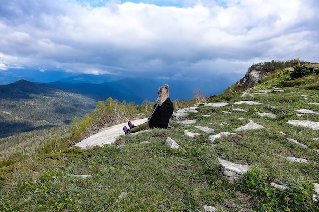 Ein Mädchen auf dem Hintergrund von Alpenwiesen des LagoNaki-Plateaus in Adygea Russland 2021