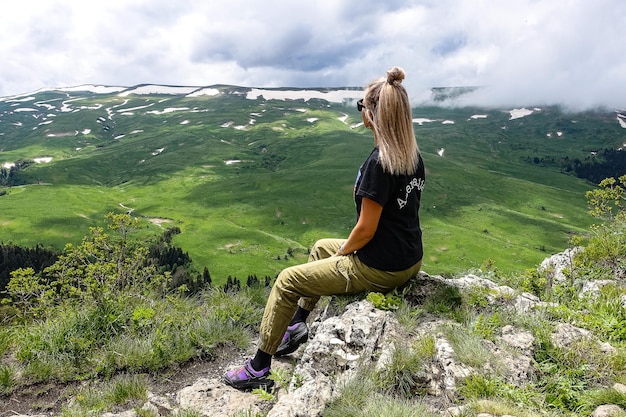 Ein Mädchen auf dem Hintergrund von Alpenwiesen des LagoNaki-Plateaus in Adygea Russland 2021