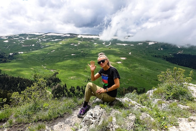 Ein Mädchen auf dem Hintergrund von Alpenwiesen des LagoNaki-Plateaus in Adygea Russland 2021