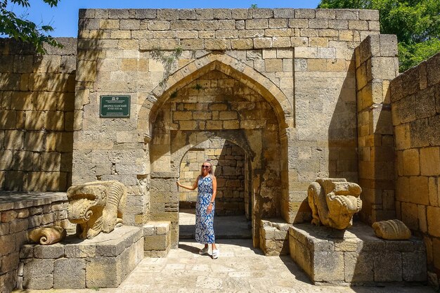 Ein Mädchen auf dem Territorium der Festung NarynKala in Derbent Dagestan, Russland, Juni 2021