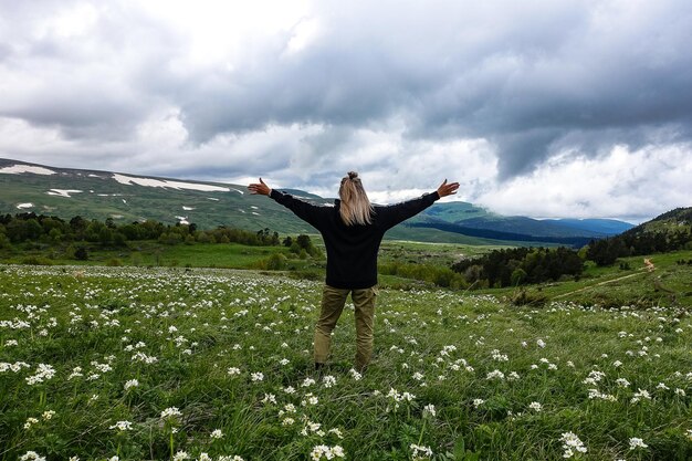 Ein Mädchen auf den blühenden Almwiesen von LagoNaki Adygea Russland 2021